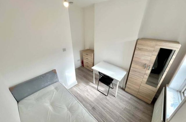 SINGLE ROOM IN Plaistow – £700/MONTH (BILLS INCLUDED)