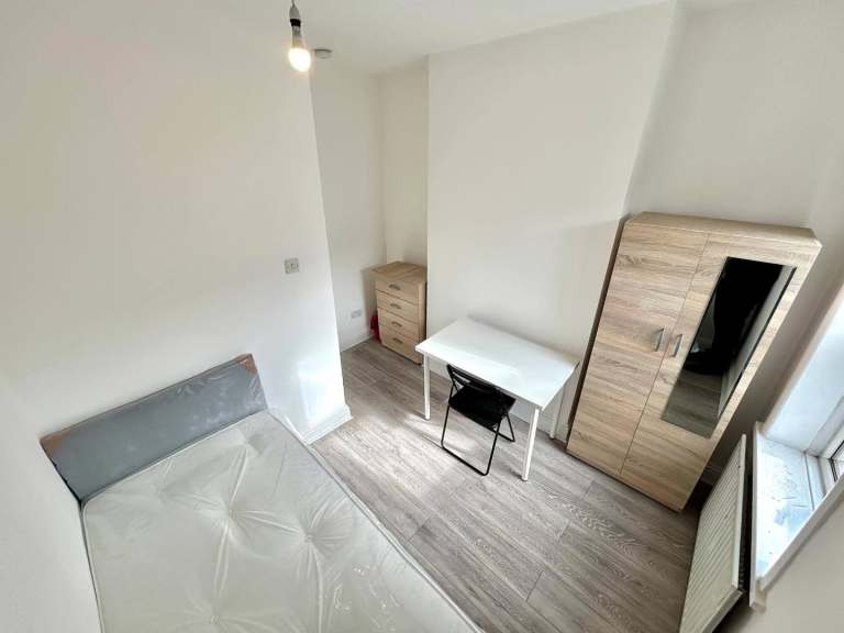 SINGLE ROOM IN E13 – £700/MONTH (BILLS INCLUDED)